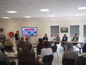 Leden en het bestuur van Vereniging Museumfederatie Fryslân luisteren naar een presentatie van Mirjam Pragt